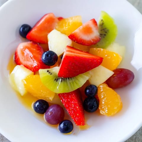 Colorful fruit salad, showcasing juicy kiwi, grapes and blueberries, perfect for a refreshing treat.